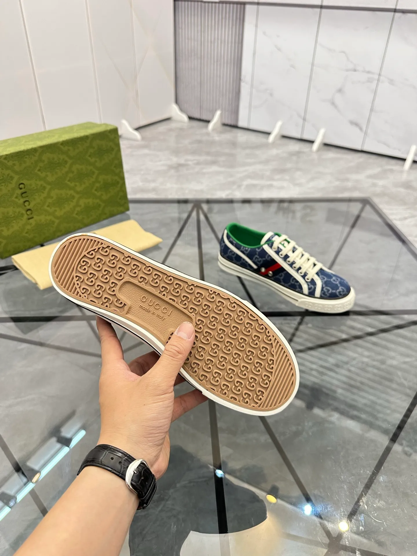 Men's shoes: 💰P360¥ Product trademark: Gucci* "Gucci*" low-cut casual shoes Regular size: 38-44 (can be customized to 45.46.) Product materials: Original material from the upper counter, breathable lining, original outsole. Number: 661